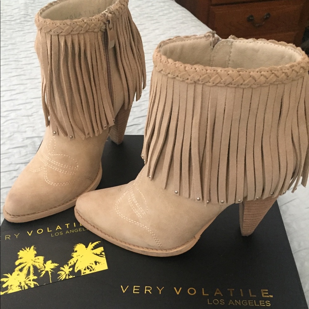 Tan fringe suede boots sz 6.5 by Very Volatile.